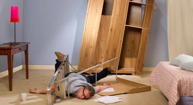 La interpretación humanizadora pondera las circunstancias de cada caso concreto con el fin de evitar supuestos no justificados de desprotección. Imagen de un hombre tirado al suelo tras haberse subido a una escalera en su casa