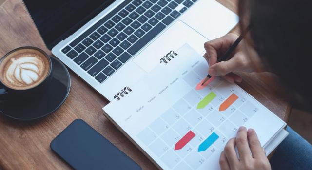 TS. No cabe reclamar con carácter retroactivo los atrasos del trienio ganado en situación de IT. Imagen de una chica apuntando notas en un calendario