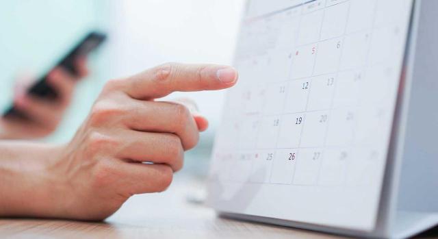 Incapacidad temporal; efectos económicos; determinación de contingencia Incapacidad temporal; efectos económicos; determinación de contingencia. Imagen de una mano señalando un calendario