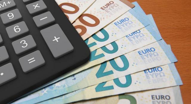 De acuerdo con la naturaleza jurídica que corresponde a la IT De acuerdo con la naturaleza jurídica que corresponde a la IT. Imagen de calculadora sobre dinero en papel