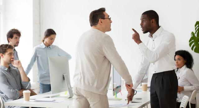 El poder disciplinario del empresario. Malos tratos de palabra. Principio de tipicidad y proporcionalidad entre calificación y sanción El poder disciplinario del empresario: no es nula la sanción impuesta cuando esta se corresponde con una infracción de menor gravedad a la calificada. Imagen de la oficina llena de gente observando como el jefe le echa la bronca a un compañero