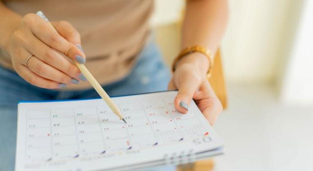 Reclamación de cantidad por diferencias salariales. Imagen de una chica observando el calendario