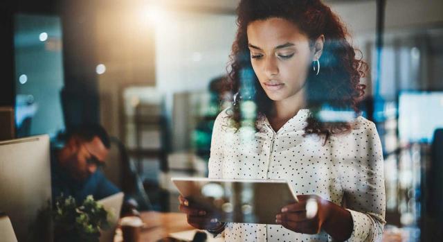 interinidad por sustitución; acuerdo de garantías individuales; novación extintiva. Imagen de una chica mirando una tablet