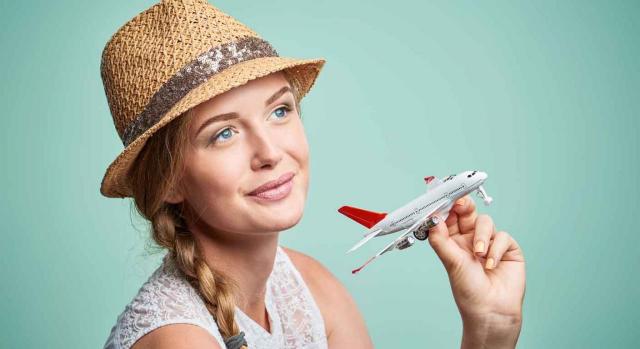 Interinidad por sustitución. Imagen de una chica con sombrero de paja con un avión de juguete en la mano