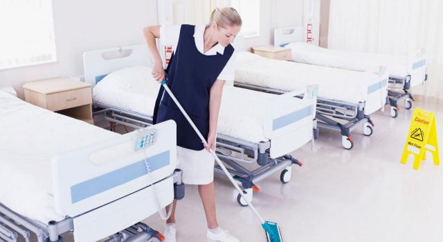 Interinidad por sustitución. Imagen de una mujer limpiando en hospital