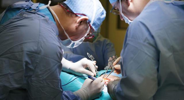 Intervención quirúrgica; complicaciones; enfermedad común; accidente no laboral