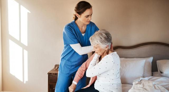 Esa cantidad se encuentra ínsita en la propia cuantía de la pensión. Imagen de cuidadora atendiendo a una mujer de la tercera edad