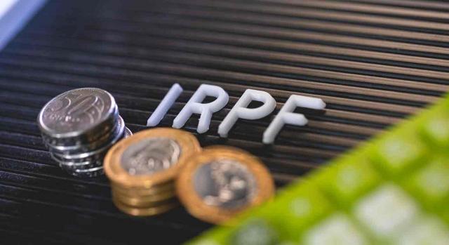 Las letras IRPF y unas cuantas monedas al lado