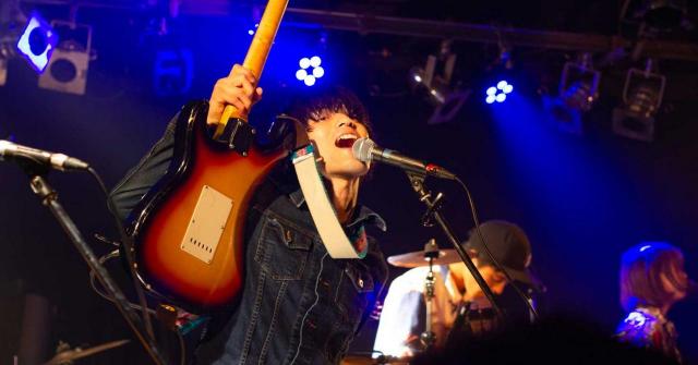 Incapacidad temporal. Tocar la guitarra en un concierto de rock no perturba la curación de un trabajador diagnosticado de una tendinopatía en el manguito rotador del hombro. Imagen de un chico con una guitarra eléctrica en un concierto