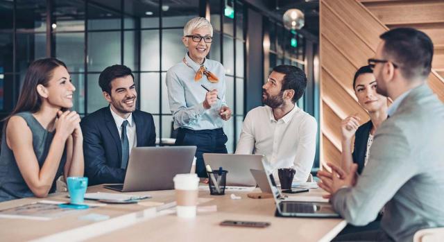 No todos los jefes son líderes. Imagen de grupo de personas en la oficina liderados por una mujer con actitud positiva