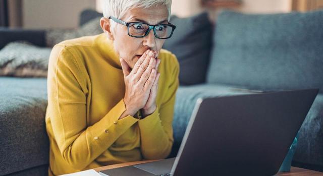 La jubilación en esta situación en nada afecta al mantenimiento del empleo. Imagen de mujer mirando con cara de sorpresa la pantalla de un portátil