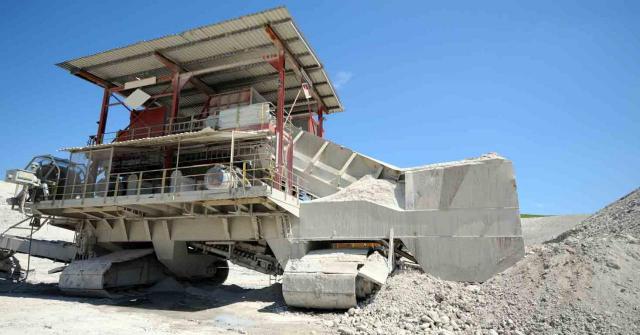 El artículo 22 de la Orden de 3 de abril de 1973 solo se aplica a los trabajadores del Régimen Especial de la Minería del Carbón. Imagen de una excavadora en una cantera