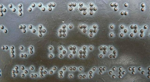 La edad ordinaria pasa a ser otra diferente en razón de la actividad profesional o de la situación física del trabajador. Imagen de texto en braille