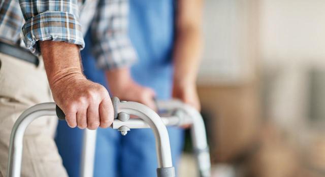 Mejora en el acceso a la jubilación anticipada de personas con discapacidad. Imagen de un señor andando con un andador