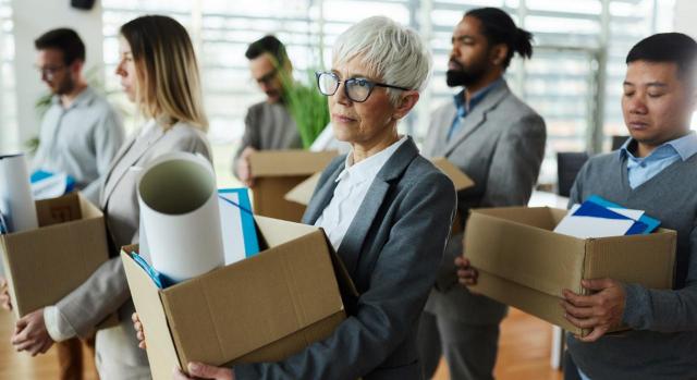 La Directiva sobre despidos colectivos también se aplica en caso de jubilación del empresario. Imagen de una fila de personas con cajas en la mano tras su despido