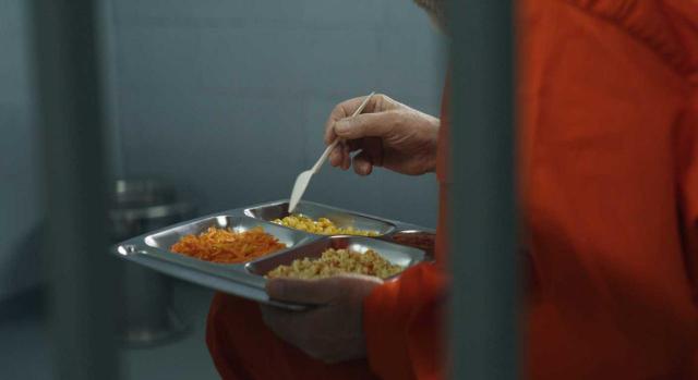 Jubilación no contributiva. No forma parte de la unidad económica de convivencia el hijo que está ingresado en prisión cumpliendo condena. Imagen de un jubilada comiendo su comida en prisión