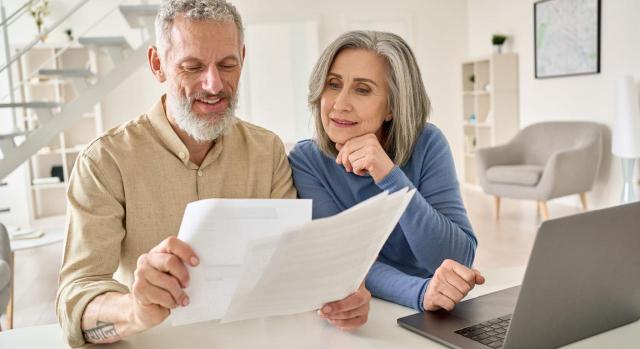 Jubilación parcial. Pensión que se continúa percibiendo después de la extinción del contrato a tiempo parcial sin que el beneficiario solicite la jubilación ordinaria. Imagen de una pareja de jubilados leyendo unos papels