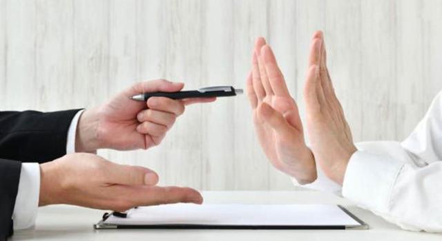 No, no está escrita la última palabra jurisdiccional sobre la indemnización adecuada por despido arbitrario. Imagen de unas manos enfrentadas