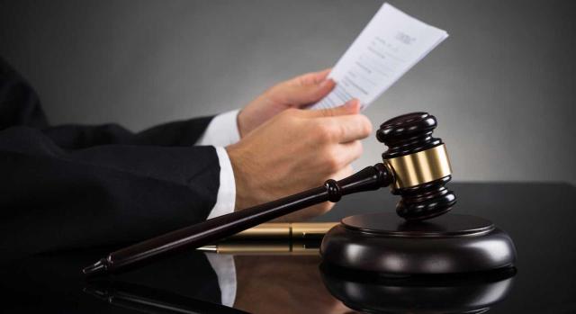 Selección de jurisprudencia (del 1 al 15 de noviembre de 2025). Imagen de las manos de un juez en la que tiene unos documentos