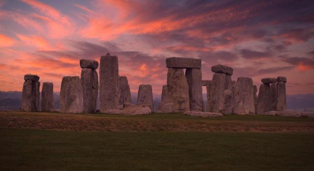 Selección de jurisprudencia (del 16 al 28 de febrero de 2021). Imagen de un atardecer con dolmenes