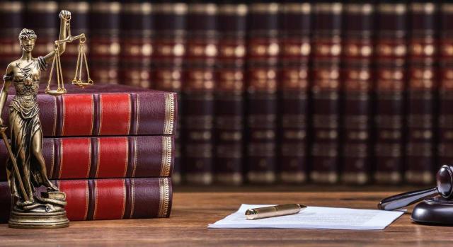 Consulte aquí la selección de sentencias más importantes recopiladas entre el 16 y el 30 de noviembre de 2025. Imagen de un despacho de un juez, con libros, mazo y la figura de la justicia en la mesa