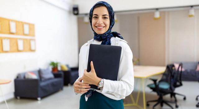 Entorno administrativo completamente neutro. Imagen de una mujer de Oriente Medio en la oficina