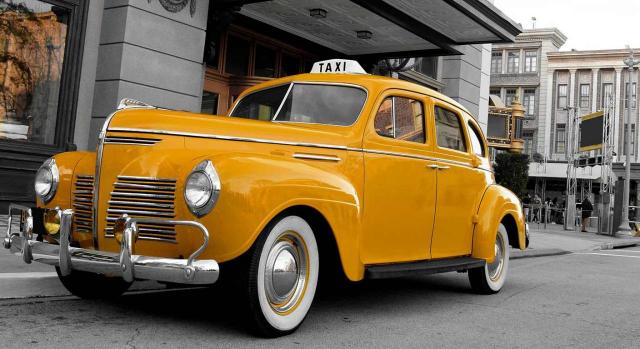 El apremio sobre la licencia no requiere autorización municipal. Imagen con un taxi vintage de Nueva York un taxi