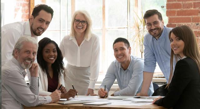 Liderar con éxito la diversidad de un equipo. Imagen de una equipo de personas