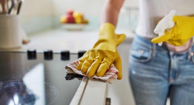 Es contrario al Derecho de la Unión. Imagen de una persona limpiando la cocina