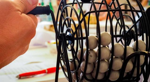. No vulnera el derecho de huelga la designación por la empresa mediante sorteo del personal necesario para la cobertura de los servicios mínimos tras la resolución del órgano administrativo. Imagen de un bombo de bingo en una casa