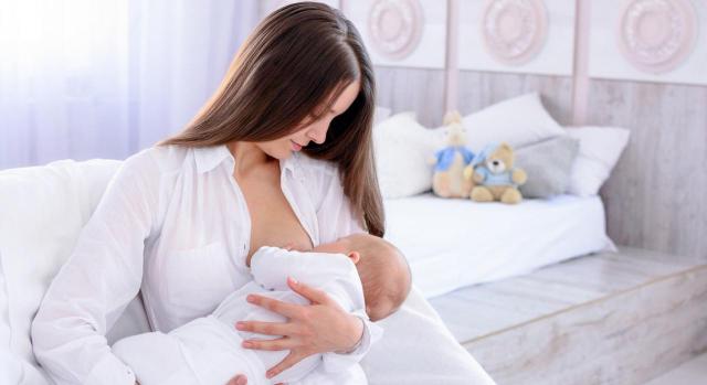 Se atiende a la fecha en que lo reclamó. No hay enriquecimiento injusto. Madre dando de mamar a su bebé