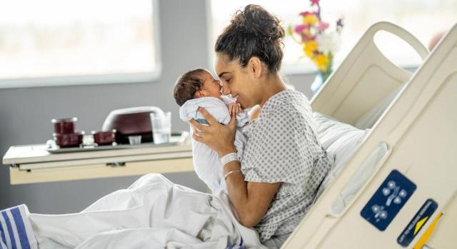 Sí, como en la antigua invalidez provisional Sí, como en la antigua invalidez provisional. Madre amorosa con su bebé recién nacido en una habitación de hospital