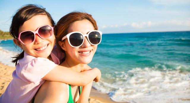 Madre e hija en la playa