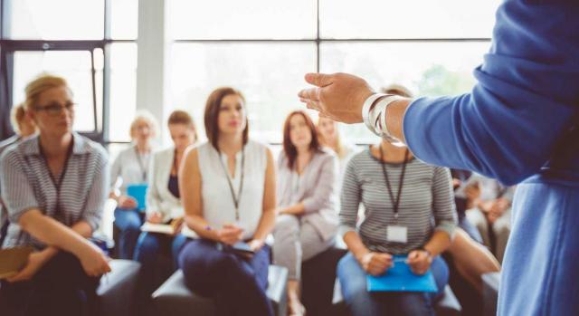 Promoción de elecciones y mandato electoral. Grupo de mujeres sentadas mientras escuchan hablar a una persona