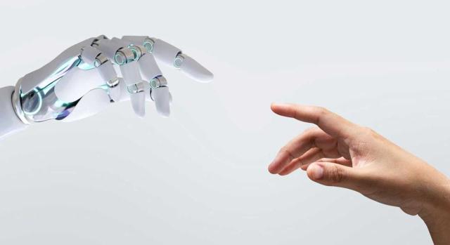 Despido objetivo. Causas técnicas y organizativas. Implantación de la Inteligencia Artificial (IA) como causa del cese Despido objetivo por implantación de la IA: la empresa debe acreditar el uso efectivo de la tecnología y el vaciamiento real de funciones. Imagen de la mano de un roboj junto a la de una persona