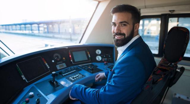 El TSJ de Murcia reconoce a un maquinista de RENFE el traslado geográfico por conciliación familiar. Imagen de un maquinista de tren muy sonriente
