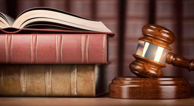 Jurisprudencia. Libros de leyes y martillo de juez