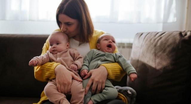 Maternidad. Obligación del INSS de anticipar la prestación. Imagen de una madre con sus dos bebes en brazos