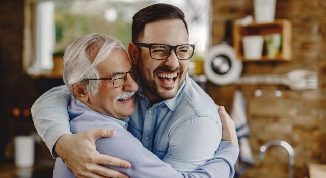 El artículo 60 de la LGSS incurre en discriminación directa por razón de sexo. Imagen de dos hombre abrazándose y sonriendo