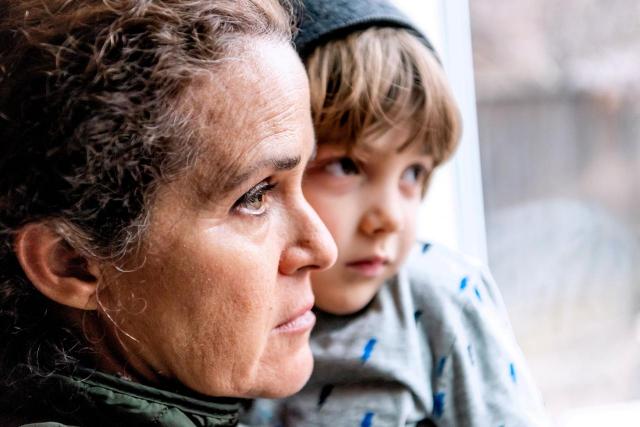 Maternidad: la madre de todas las brechas de género, laborales y en pensiones. Imagen de madre con su hijo