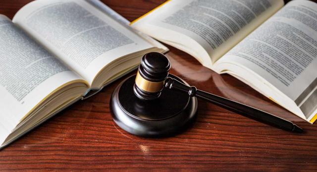 Consulte aquí la selección de sentencias más importantes recopiladas entre el 16 y el 30 de junio de 2025 Consulte aquí la selección de sentencias más importantes recopiladas entre el 16 y el 30 de junio de 2025. Maza judicial y libros jurídicos sobre una mesa