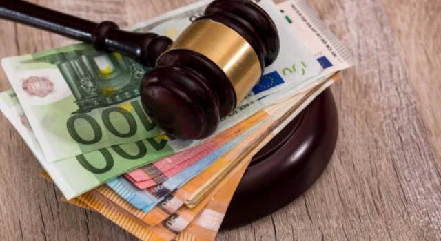 La consignación para recurrir no tiene efectos interruptivos TS. Intereses por mora del art. 20 de la LCS cuando se ha producido una consignación para recurrir en suplicación: se devengan hasta el momento en que adquiere firmeza la sentencia recurrida. Imagen de un mazo de juez en el que hay billetes encima