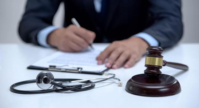 Solicitud de incapacidad permanente parcial no formulada en la demanda No vulnera el principio de congruencia el reconocimiento de una incapacidad permanente parcial no solicitada en la demanda, pero sí -por vez primera vez y con carácter subsidiario- en el recurso de suplicación. Imagen de Juez firmando orden de arresto por error médico, golpeando a gavel cerca del estetoscopio