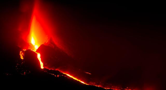 Las medidas de protección social para hacer frente a situaciones de vulnerabilidad social y económica se prorrogan. Imagen del volcán de La Palma en erupción