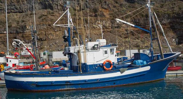 ¿Qué cambia para autónomos y empresas de La Palma el RDL 28/2021? Imagen de barco pesquero en Tazacorte, La Palma