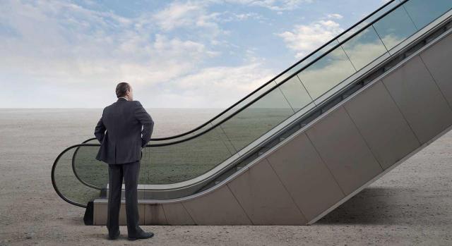 Hombre en el desierto mirando las escaleras mecánicas