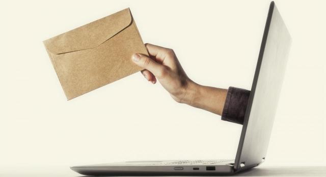 Para que comience el cómputo del plazo de caducidad no es necesario que la notificación cumpla los requisitos formales del artículo 41.3 ET. Para que comience el cómputo del plazo de caducidad no es necesario que la notificación cumpla los requisitos formales del artículo 41.3 ET. Imagen de un sobre saliendo una mano de un portátil