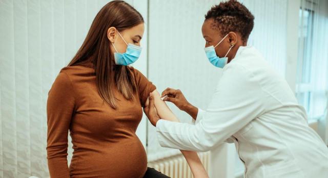 El Tribunal Supremo reconoce el derecho a cobrar complementos retributivos a una médico y una mujer guardia civil en situación de embarazo de riesgo. Mujer embarazada atendida por una médica