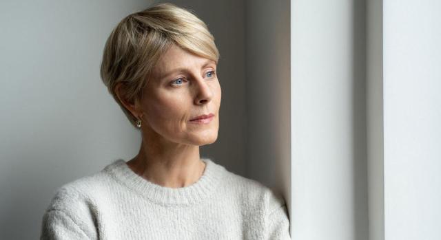 Prestación en favor de familiares: el requisito de haber cumplido 45 años no es susceptible de interpretación con perspectiva de género. Imagen de una mujer con mirada al infinito