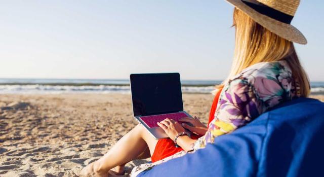 De vacaciones trabajando: desafíos para el nuevo registro horario digital De vacaciones trabajando: desafíos para el nuevo registro horario digital. Imagen de una mujer teletrabajando